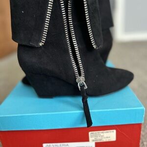 Stylish Black Wedge Boots with Zipper Detail